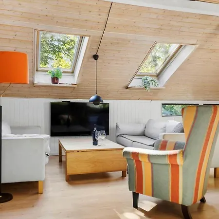 Fj4001-kirke-hyllinge-klitrosevej-4 *